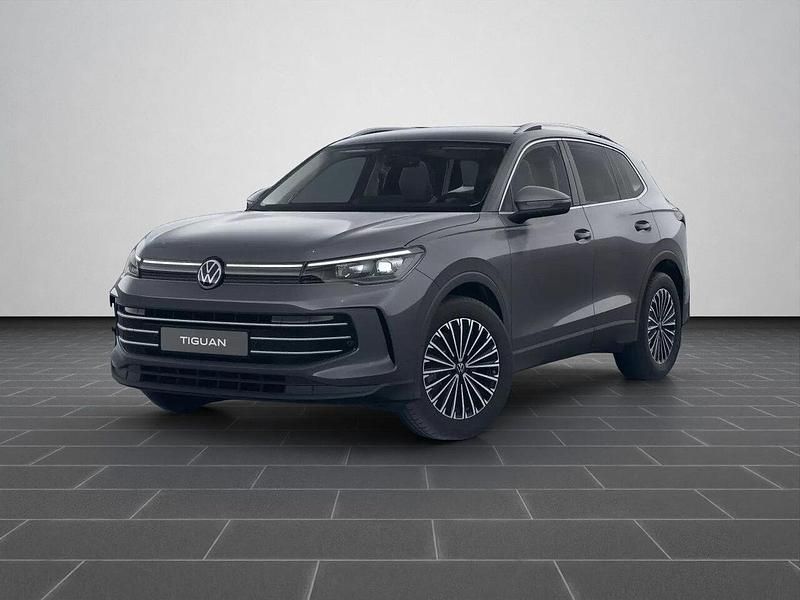 Delfingrau metallic (metallic) Gebraucht 2025 VW Tiguan Elegance SUV | 44.480 € (Fairer Preis) - Bild 1/4