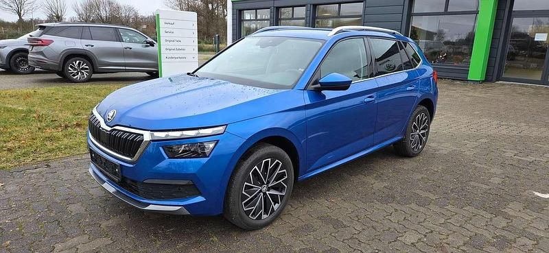 Race blau metallic Gebraucht 2020 Skoda Kamiq Ambition SUV | 15.900 € (Guter Preis) - Bild 1/4
