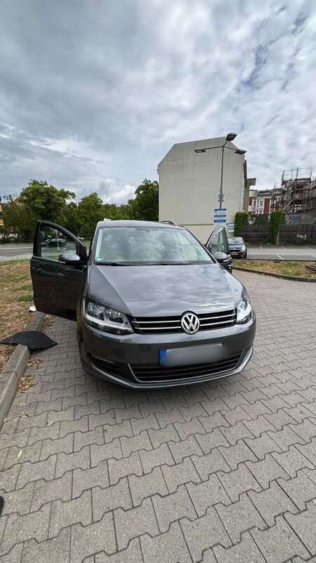 Schwarz Gebraucht 2015 VW Sharan Comfortline Van / Kleinbus | 19.800 € - Bild 1/4