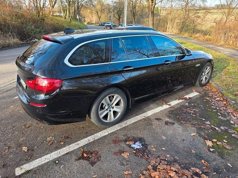 Schwarz Gebraucht 2015 BMW 520 Luxury Line Kombi | 12.900 € (Fairer Preis) - Bild 1/4