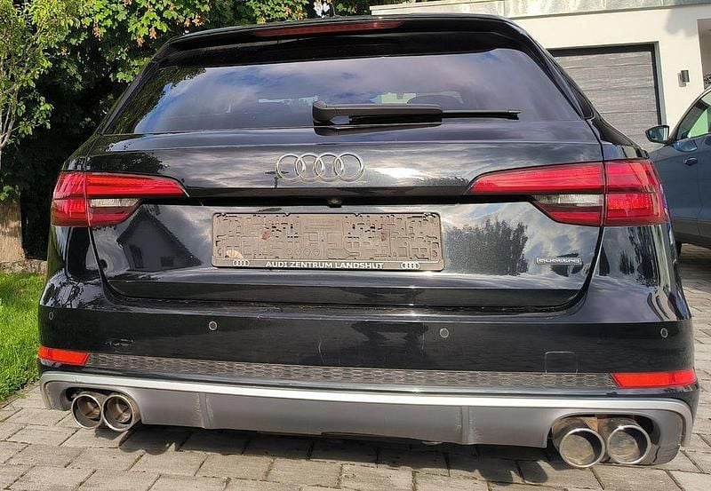 Schwarz Gebraucht 2017 Audi A4 Ambiente Kombi | 22.500 € (Teuer) - Bild 1/4