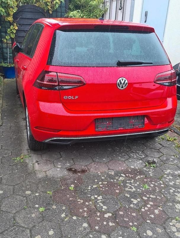 Rot Gebraucht 2019 VW Golf VII Comfortline Limousine | 11.599 € (Guter Preis) - Bild 1/4