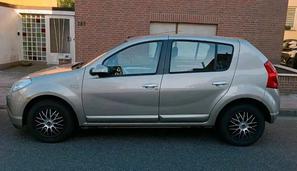 Używany Dacia Sandero 90 KM (66 kW) 2011 Beżowy Sedan/Limuzyna