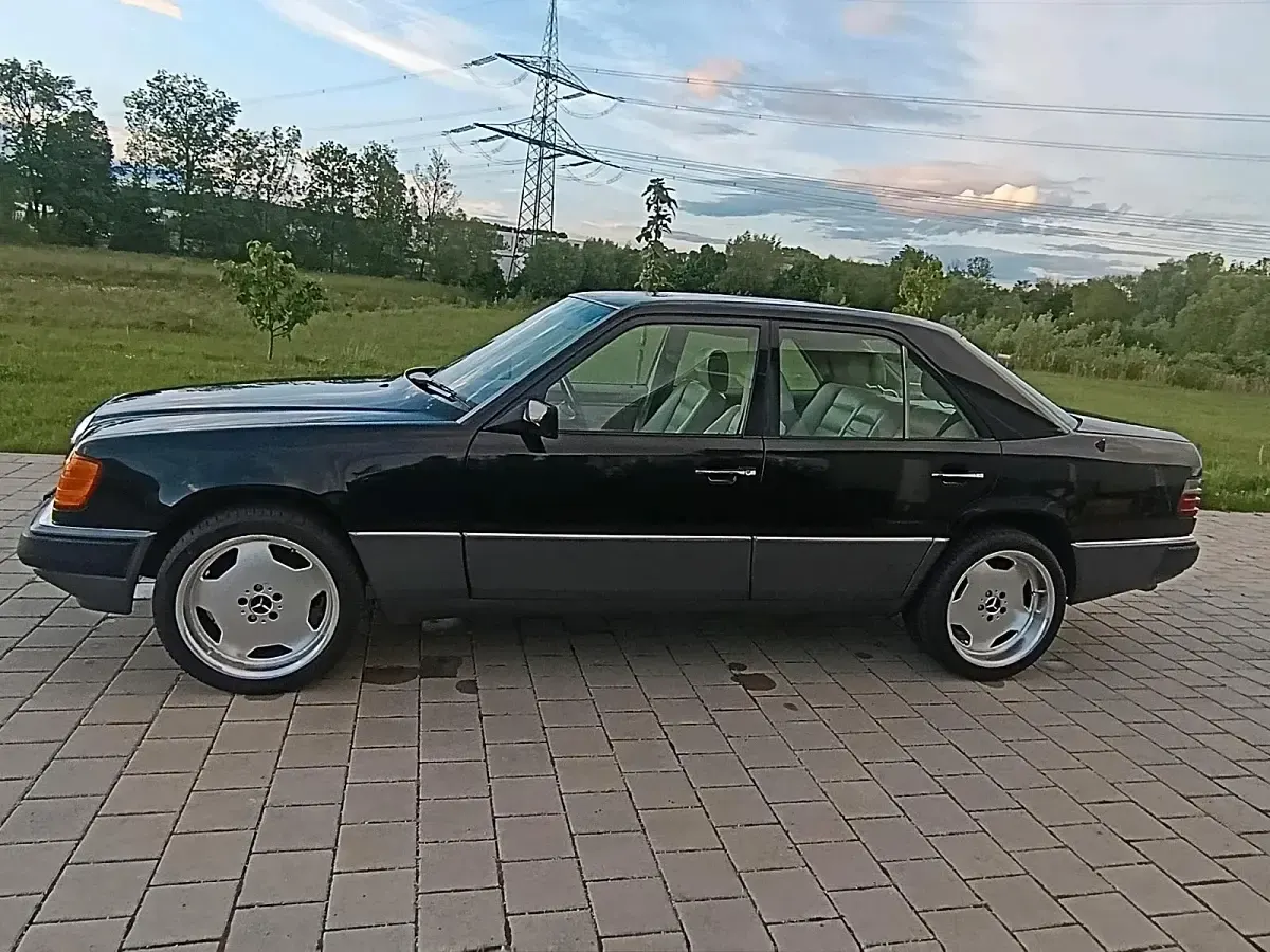 Gebraucht Mercedes E260 160 PS (117 kW) 1990 Schwarz Limousine