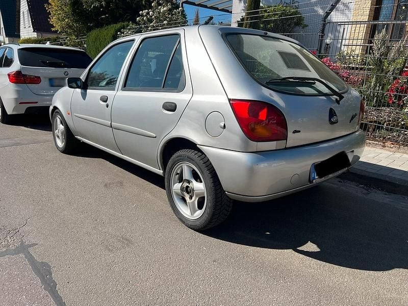 Usata Ford Fiesta 75 CV (55 kW) 1999 Argento Utilitaria