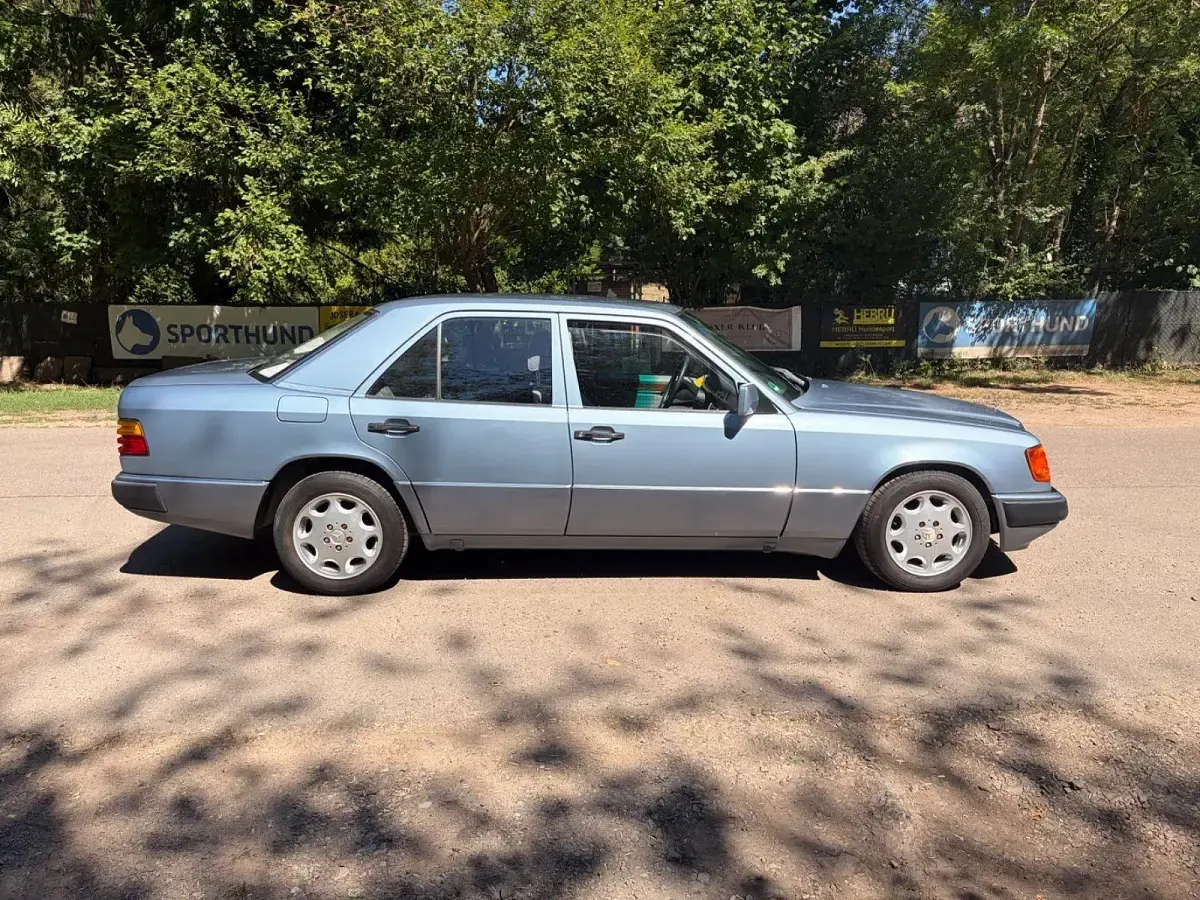 Gebraucht Mercedes 230 132 PS (97 kW) 1989 Blau Limousine