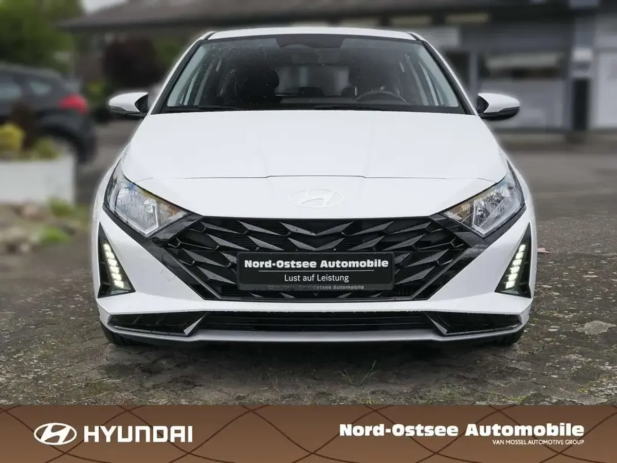 Gebraucht Hyundai i20 Trend 101 PS (74 kW) 2024 Weiß Kleinwagen