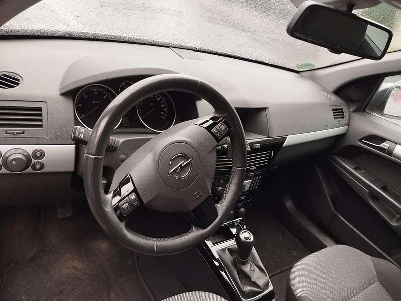 Gebraucht Opel Astra 90 PS (66 kW) 2011 Limousine