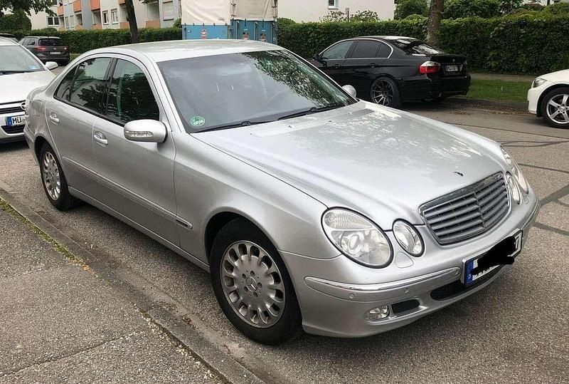 Grau Gebraucht 2002 Mercedes E240 Limousine | 8.100 € (Etwas zu teuer) - Bild 1/4