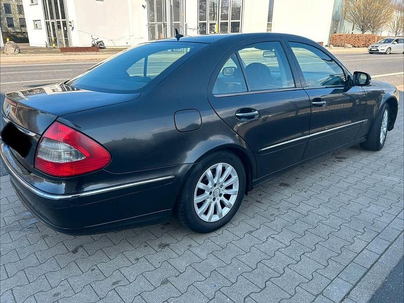Gebraucht Mercedes E220 Elegance 170 PS (125 kW) 2007 Schwarz Limousine