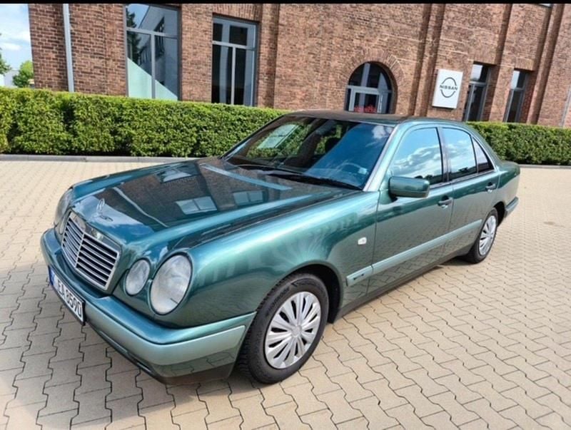 Grün Gebraucht 1996 Mercedes E230 Limousine | 4.444 € - Bild 1/4