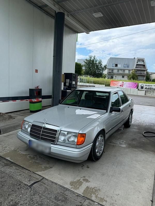 Silber Gebraucht 1989 Mercedes E230 Limousine | 13.999 € - Bild 1/4