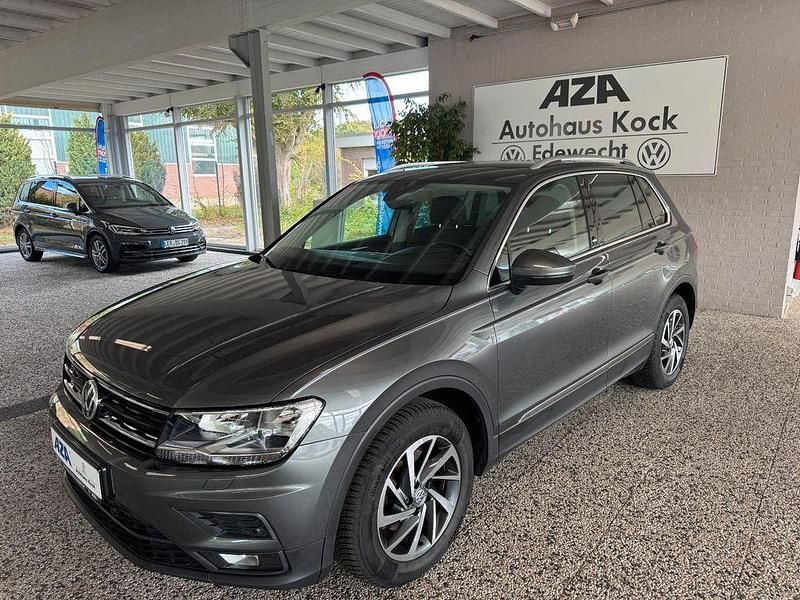 Grau Gebraucht 2017 VW Tiguan Sound SUV | 17.980 € (Etwas zu teuer) - Bild 1/4