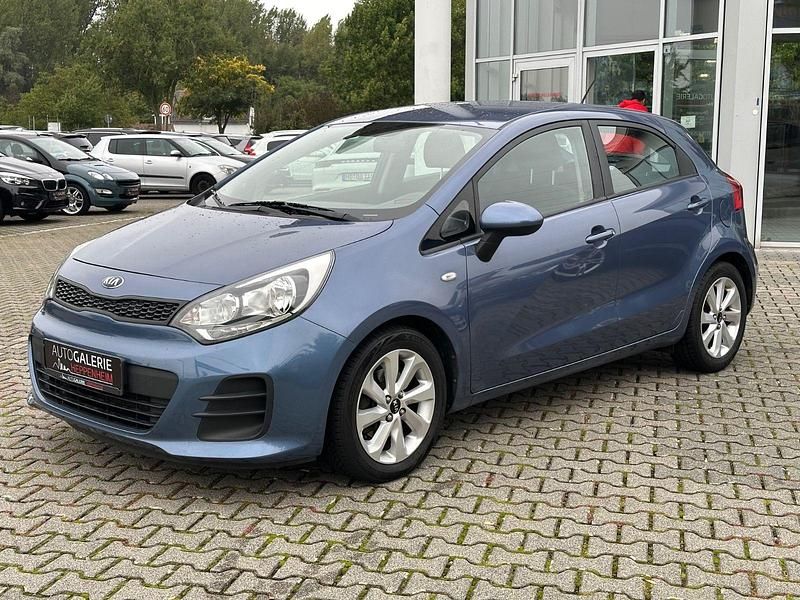 Blau Gebraucht 2017 Kia Rio Limousine | 7.900 € (Fairer Preis) - Bild 1/4