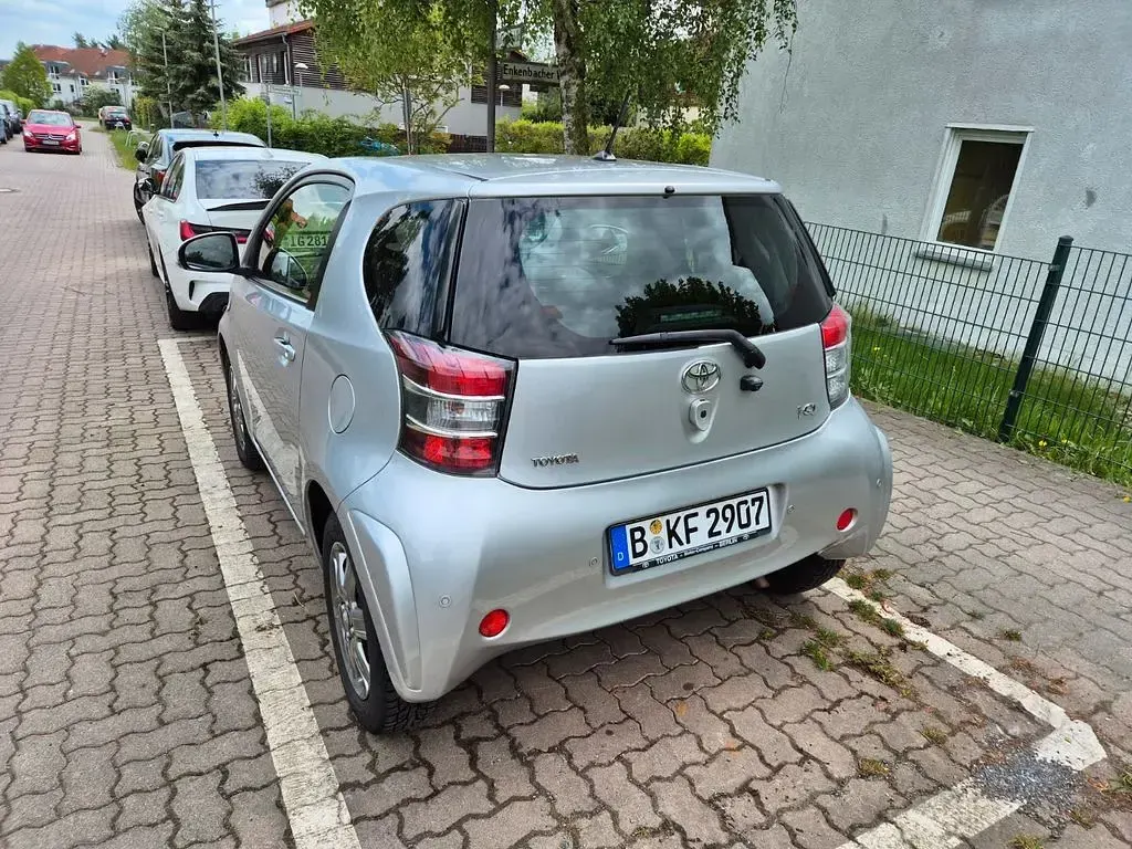 Second-hand Toyota iQ 68 CP (50 kW) 2013 Argintiu Hatchback