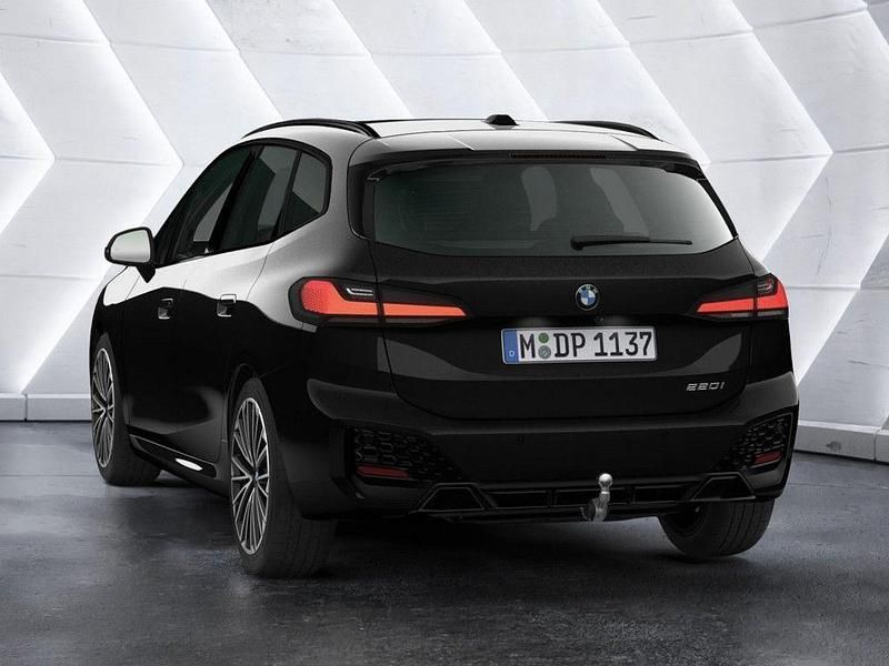 Neu BMW 220 Active Tourer M Sport 156 PS (114 kW) 2025 Black sapphire Van / Kleinbus
