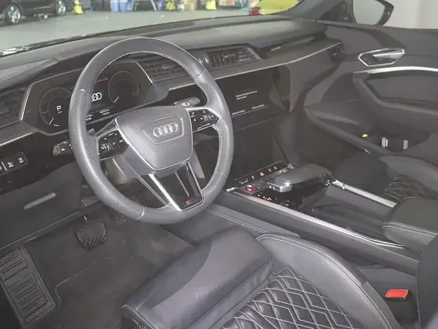 Używany Audi e-tron Ambiente 369 kW (503 KM) 2021 Szary SUV