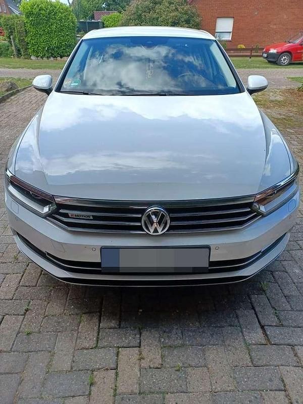 Weiß Gebraucht 2016 VW Passat Highline Limousine | 19.500 € (Fairer Preis) - Bild 1/4