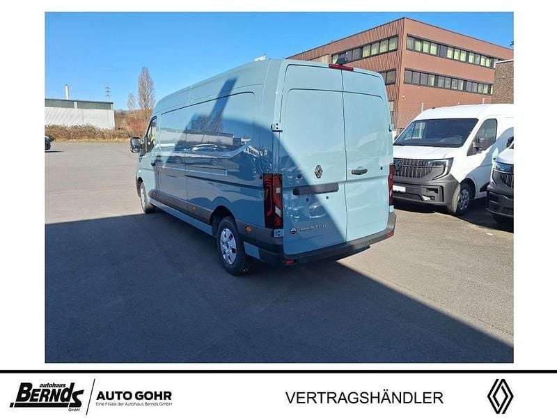 Nouă Renault Master 150 CP (110 kW) 2026 Verde Monovolum