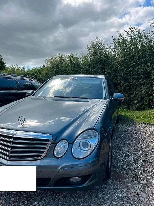 Grau Gebraucht 2009 Mercedes E200 Limousine | 6.000 € - Bild 1/4