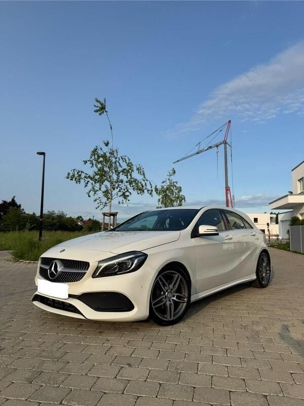 Weiß Gebraucht 2017 Mercedes A180 AMG line Kleinwagen | 13.500 € - Bild 1/4
