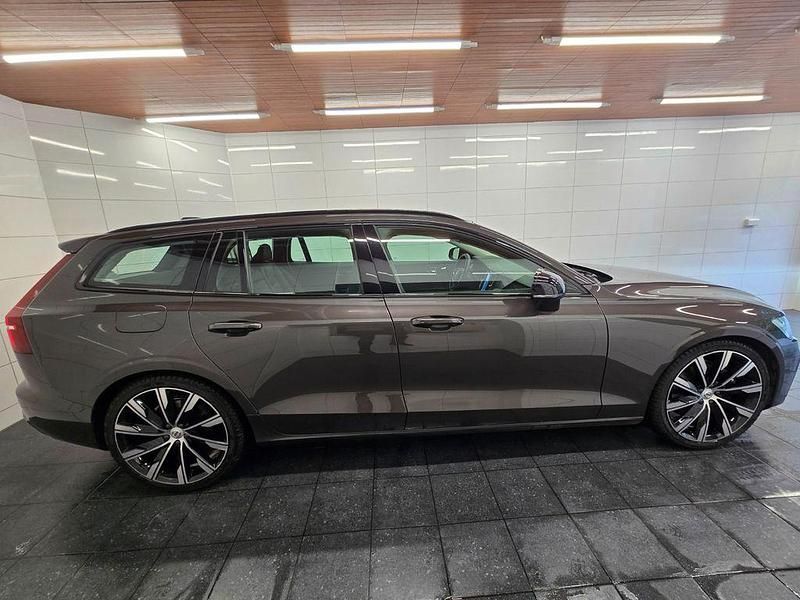 Gebraucht Volvo V60 Plus 197 PS (144 kW) 2022 Grau Kombi