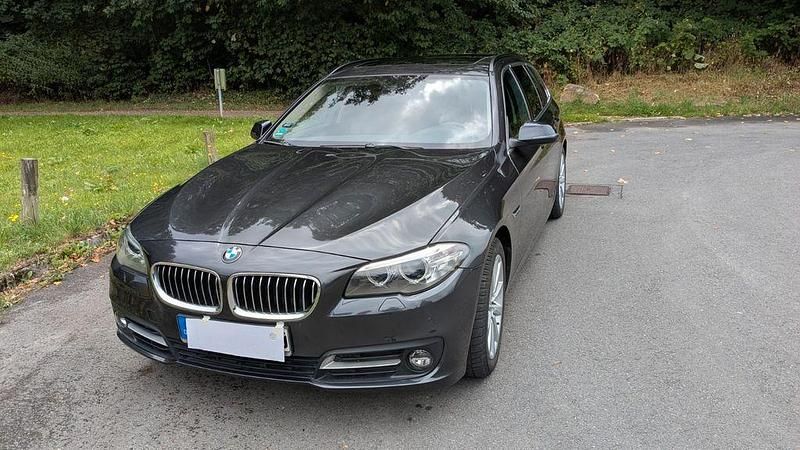 Grau Gebraucht 2016 BMW 520 Luxury Line Kombi | 16.800 € (Fairer Preis) - Bild 1/4