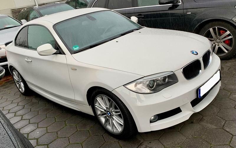 Weiß Gebraucht 2012 BMW 120 Coupé M Sport Coupé | 8.499 € - Bild 1/1