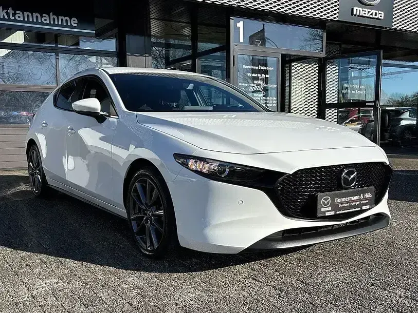 Używany Mazda 3 Selection 122 KM (89 kW) 2023 Biały Sedan/Limuzyna