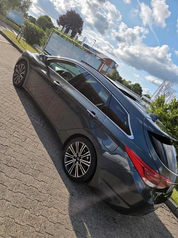 Grau Gebraucht 2016 Hyundai i40 Premium Kombi | 9.500 € (Fairer Preis) - Bild 1/4