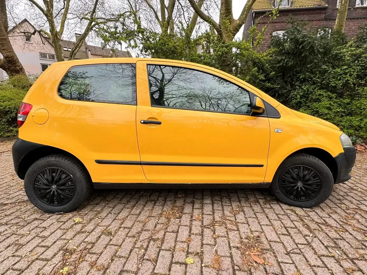 Używany VW Fox 55 KM (40 kW) 2005 Żółty Hatchback