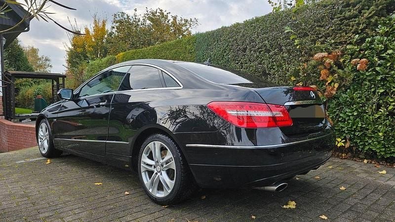 Gebraucht Mercedes E250 Elegance 204 PS (150 kW) 2009 Schwarz Coupé