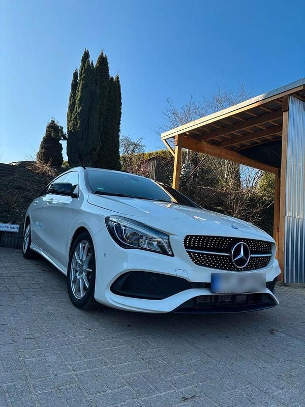 Weiß Gebraucht 2016 Mercedes CLA220 Shooting Brake AMG Kombi | 15.900 € (Fairer Preis) - Bild 1/4