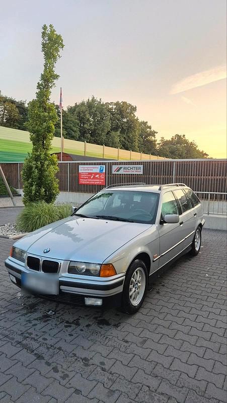 Silber Gebraucht 1996 BMW 318 Kombi | 2.550 € (Fairer Preis) - Bild 1/4