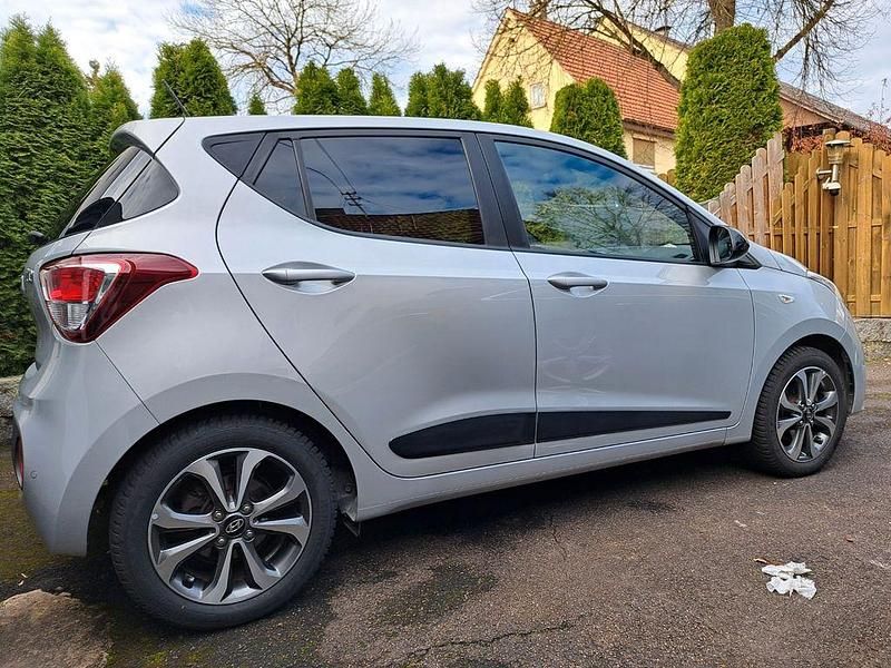 Grau Gebraucht 2018 Hyundai i10 Style Kleinwagen | 10.500 € (Fairer Preis) - Bild 1/4