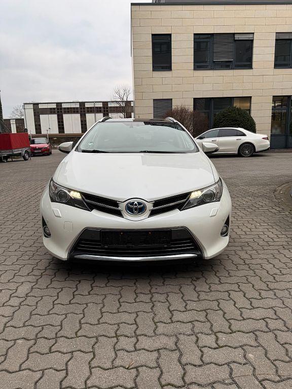 Weiß Gebraucht 2013 Toyota Auris Touring Sports Executive Kombi | 6.790 € - Bild 1/4