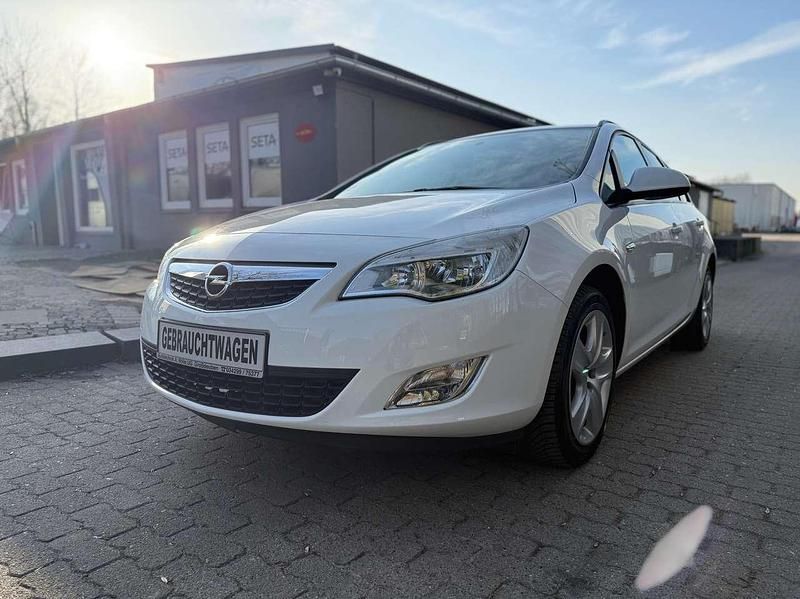 Gebraucht Opel Astra Design Edition 140 PS (102 kW) 2011 Weiß Kombi