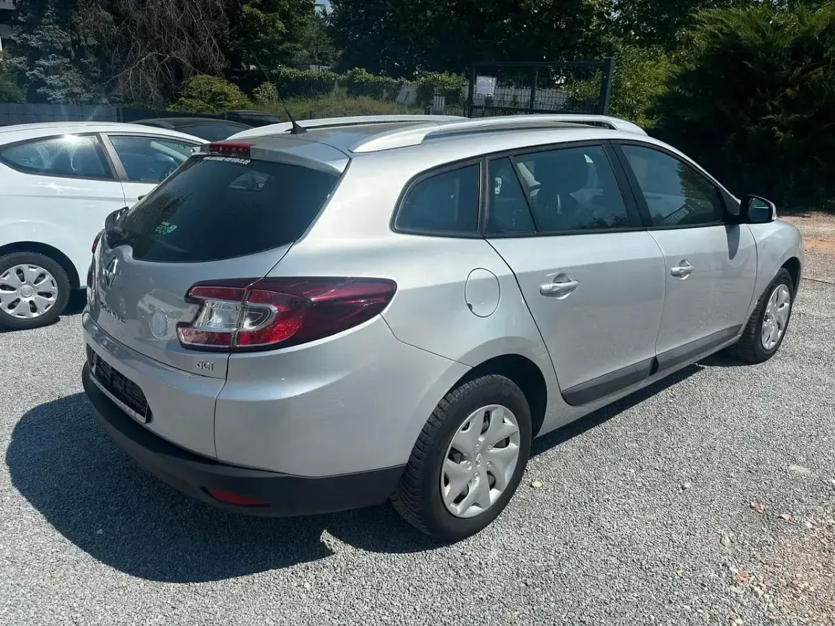 Gebraucht Renault Mégane GrandTour Expression 110 PS (80 kW) 2012 Platingrau Kombi