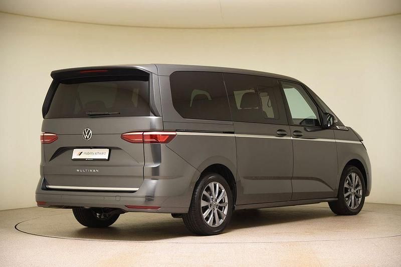 Gebraucht VW Multivan Style 150 PS (110 kW) 2024 Grau Van