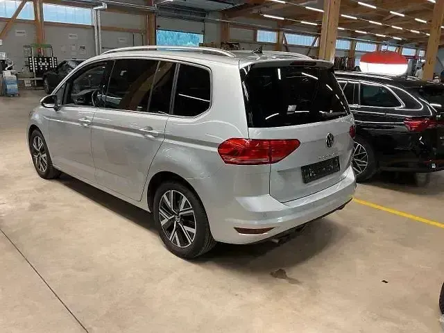 Gebraucht VW Touran Highline 150 PS (110 kW) 2023 Silber Van / Kleinbus