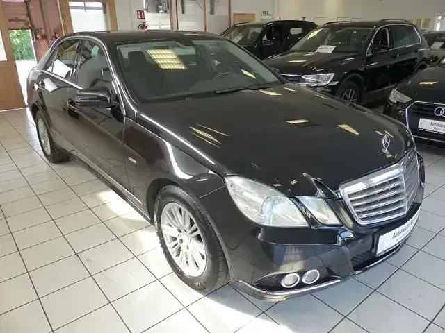 Gebraucht Mercedes E300 Elegance 231 PS (169 kW) 2010 Obsidianschwarz (metallic) Limousine