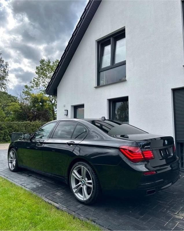 Gebraucht BMW 750 M Sport 381 PS (280 kW) 2012 Schwarz Limousine