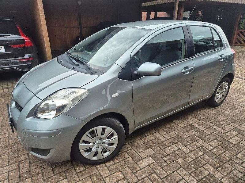 Grau Gebraucht 2009 Toyota Yaris Executive Limousine | 4.950 € (Guter Preis) - Bild 1/4