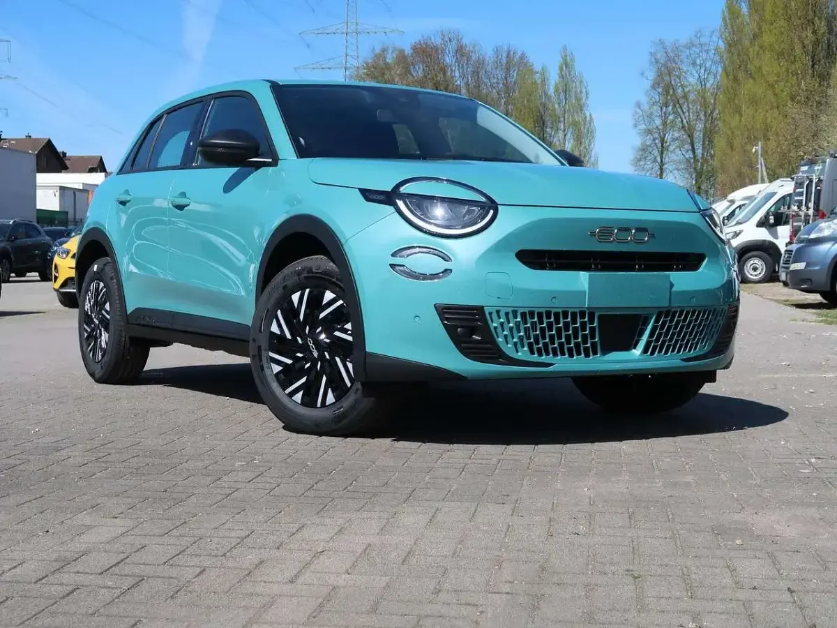 Gebraucht Fiat 600 101 PS (74 kW) 2025 Acqua blau SUV