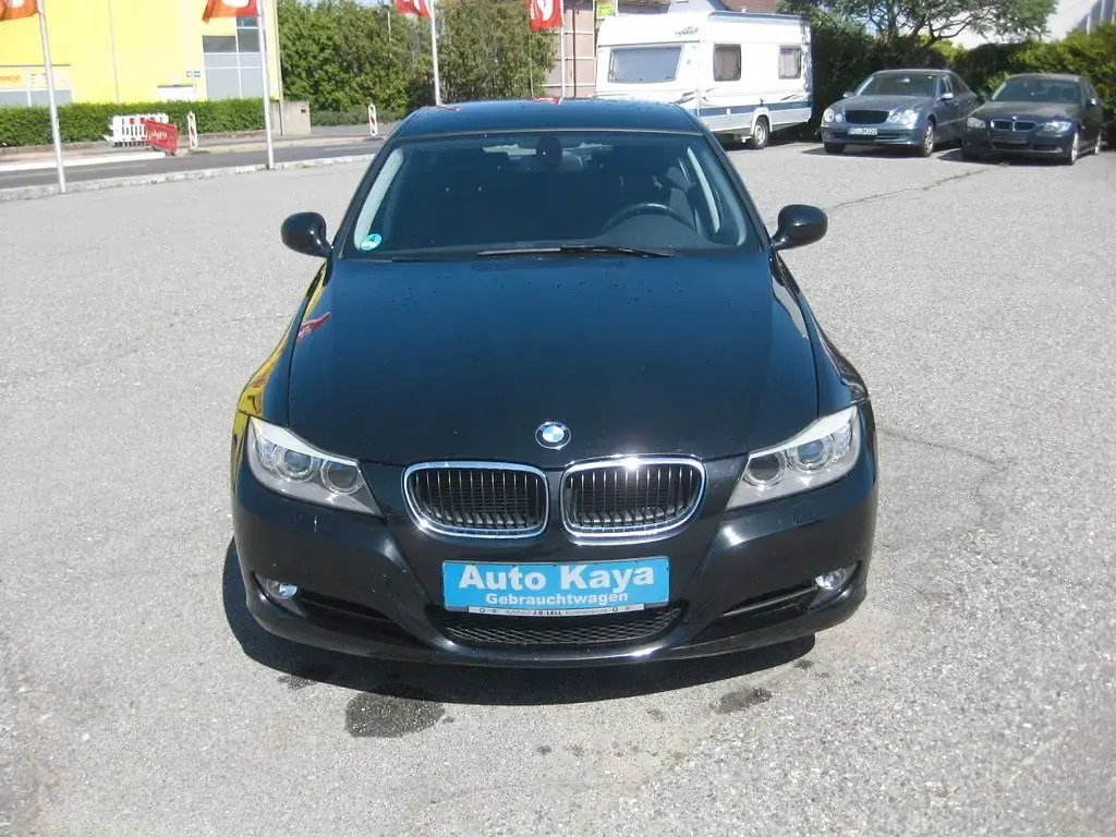 Gebraucht BMW 318 143 PS (105 kW) 2011 Schwarz Limousine