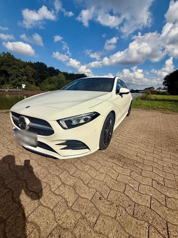 Weiß Gebraucht 2019 Mercedes A180 AMG Limousine | 21.990 € - Bild 1/4