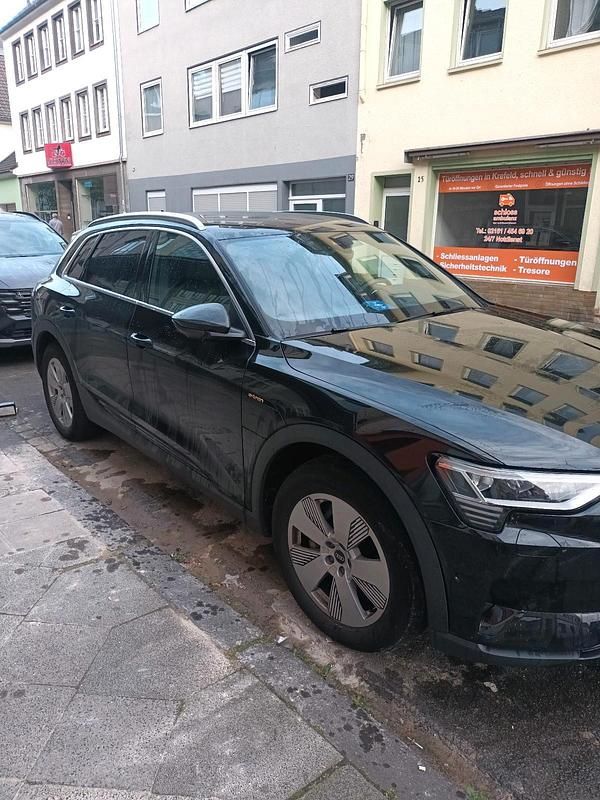 Schwarz Gebraucht 2021 Audi e-tron S-Line SUV | 32.500 € (Superpreis) - Bild 1/4