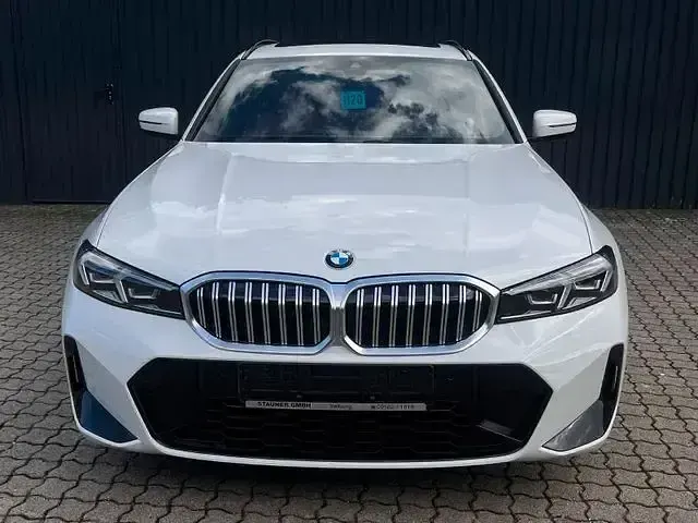 Gebraucht BMW 318 M Sport 156 PS (114 kW) 2024 Alpinweißuni Kombi