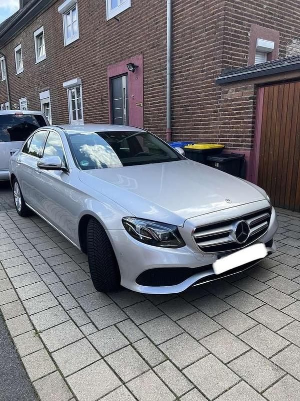 Grau Gebraucht 2017 Mercedes E220 Limousine | 27.000 € (Fairer Preis) - Bild 1/4