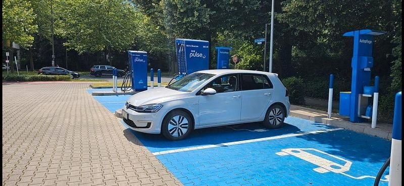 Weiß Gebraucht 2018 VW e-Golf Kleinwagen | 12.900 € (Guter Preis) - Bild 1/4